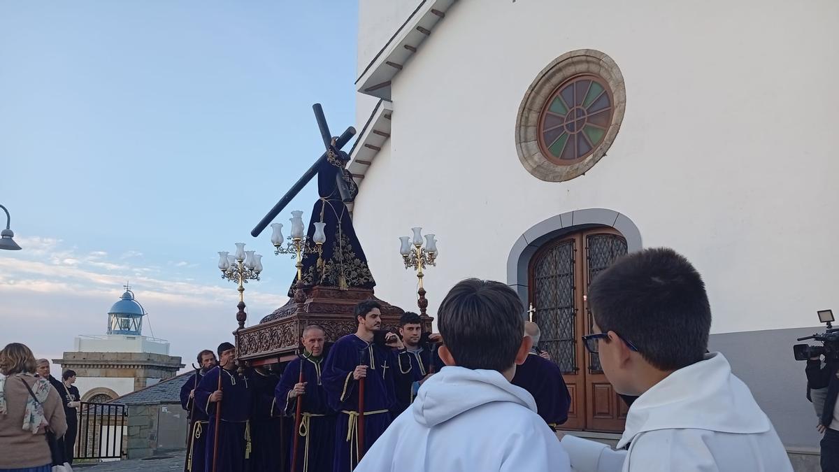 En imágenes: La procesión de bajada marca el inicio de la Semana Santa en Luarca