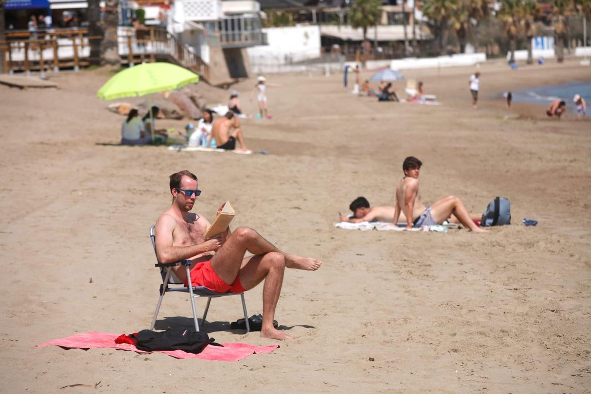 Los castellonenses han aprovechado para ir a la playa un 13 de abril