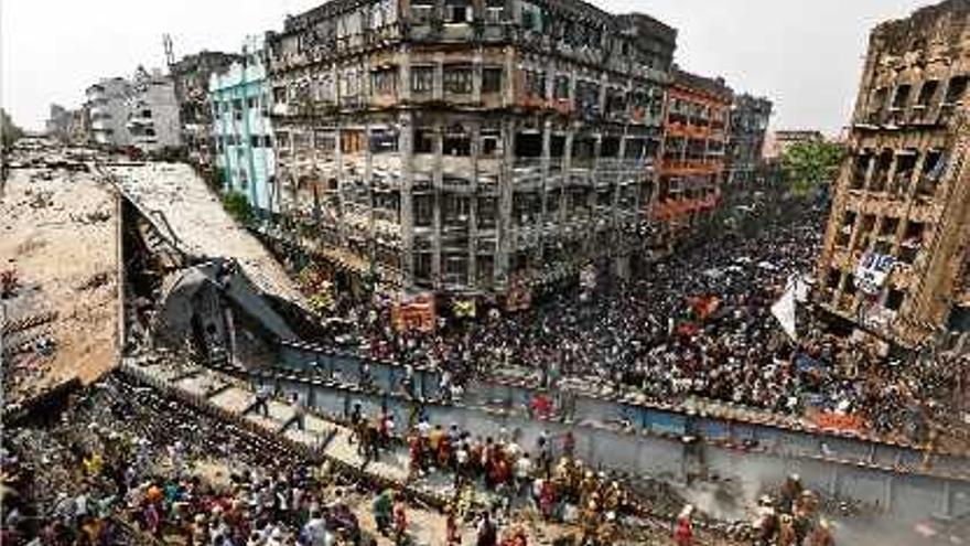 Almenys 19 morts en ensorrar-se un pont a Calcuta