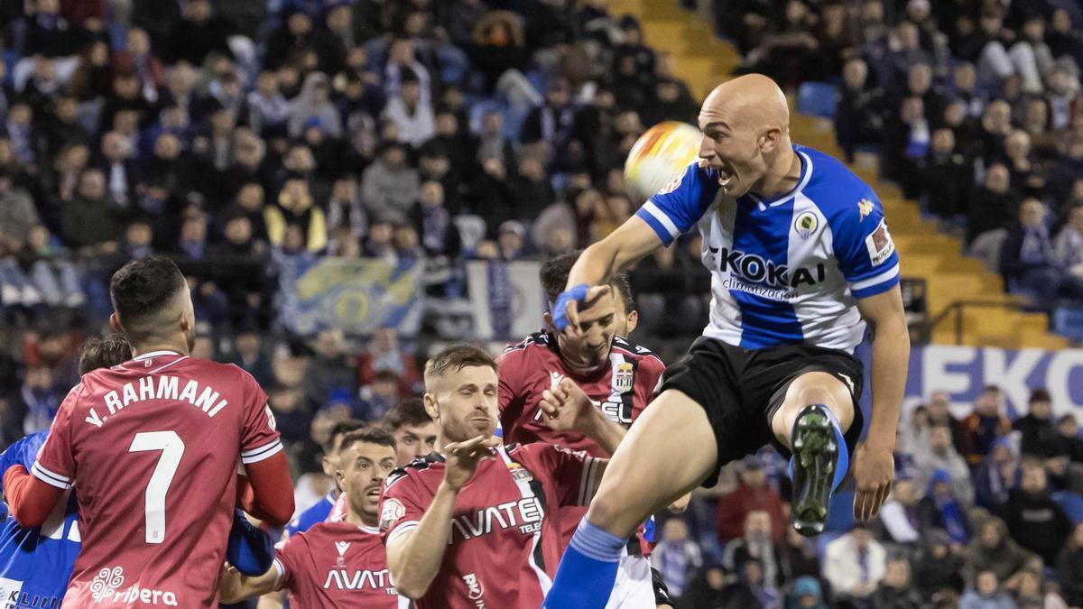 Rentero salta a por un balón, en un corner.