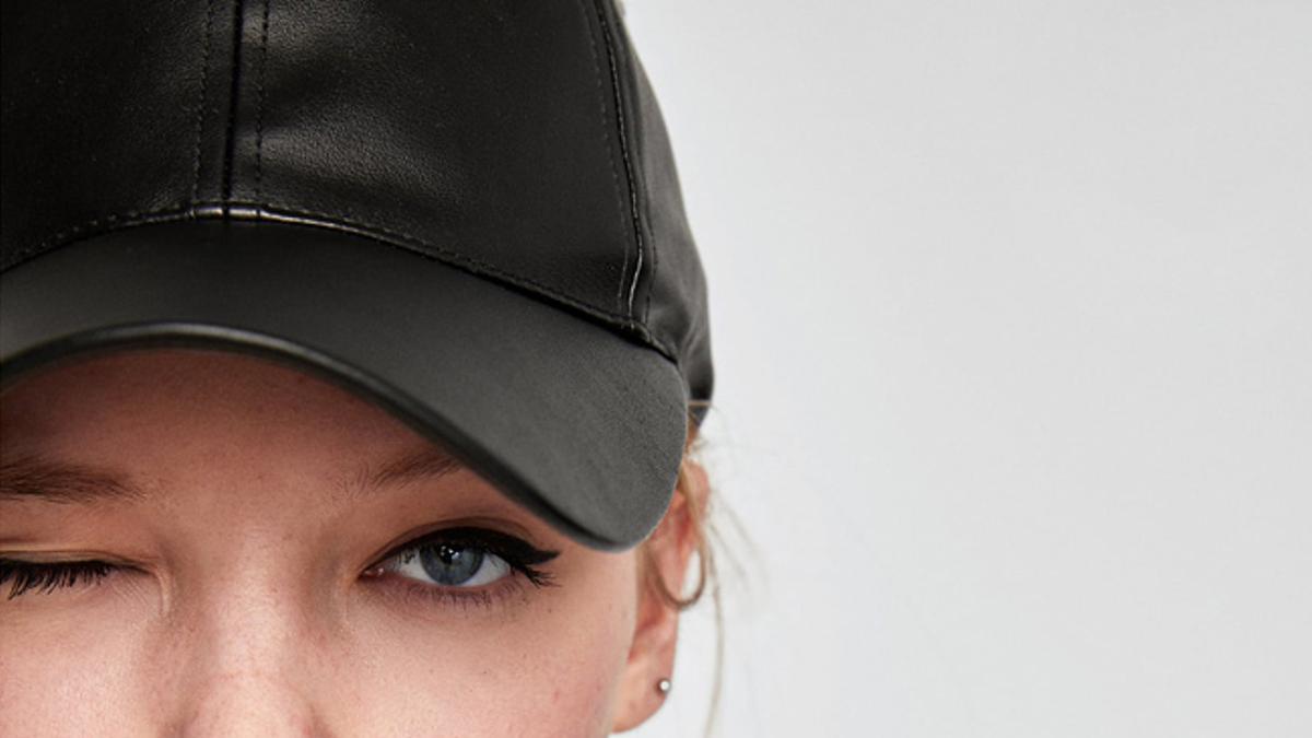 Nueva colección de Zara: Blazer gris y gorra con visera negra