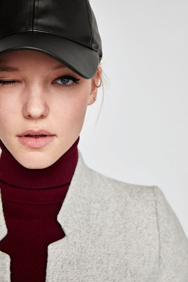 Nueva colección de Zara: Blazer gris y gorra con visera negra