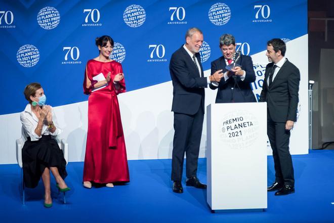 Jorge Díaz, Antonio Mercero y Agustín Martínez (Carmen Mola) recogen el Premio Planeta