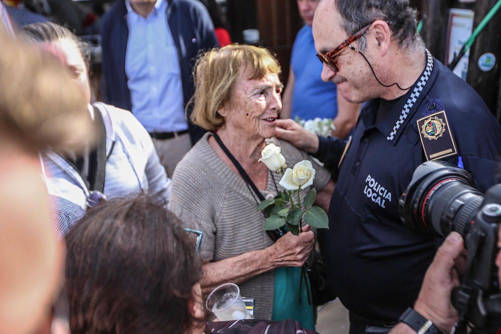 Vecinos de Orihuela Costa rinden homenaje al niño fallecido tras chocar con otro mientras jugaba