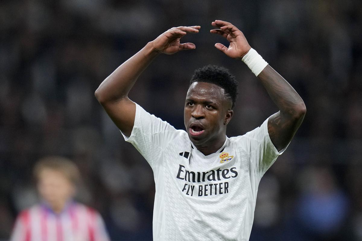 Real Madrid's Vinicius Junior reacts after a failed attempt to score during a Spanish La Liga soccer match between Real Madrid and Atletico Madrid at the Santiago Bernabeu stadium in Madrid, Saturday, Feb. 8, 2025. (AP Photo/Manu Fernandez). EDITORIAL USE ONLY/ONLY ITALY AND SPAIN