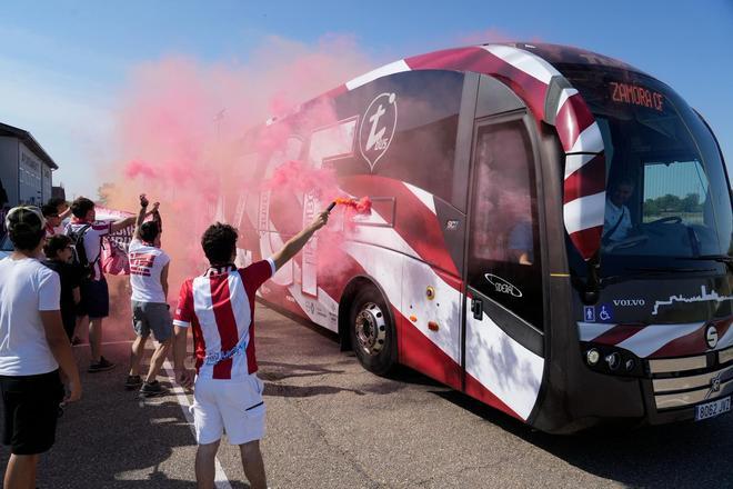 La afición rojiblanca desea suerte a la plantilla del Zamora CF: así despiden a los jugadores en el Ruta de la Plata