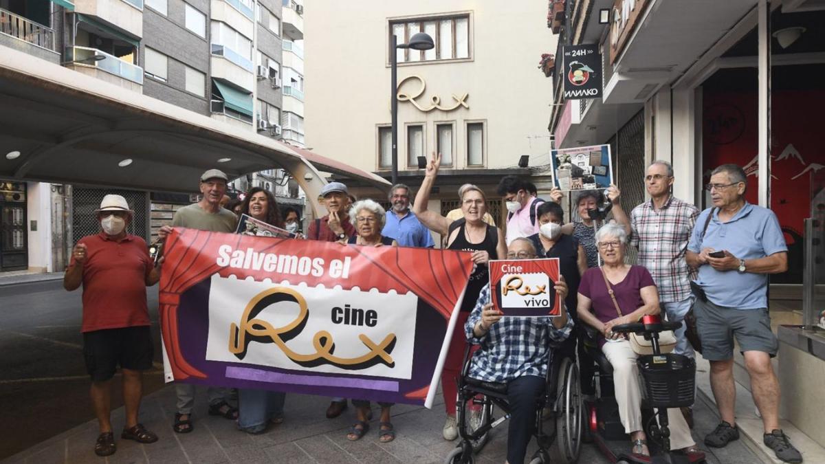 Los vecinos se concentran frente al cine Rex. | ISRAEL SÁNCHEZ