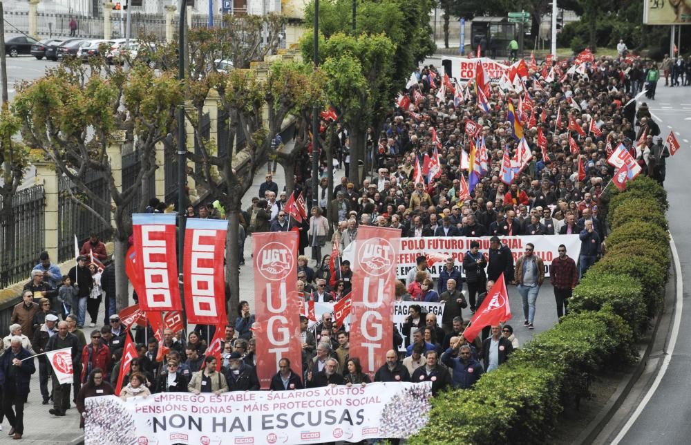 Unas 4.000 han secundado la manifestación convocada por UGT y CCOO que ha arrancado A Palloza y ha terminado en la plaza de Ourense, ante la Delegación del Gobierno en Galicia.