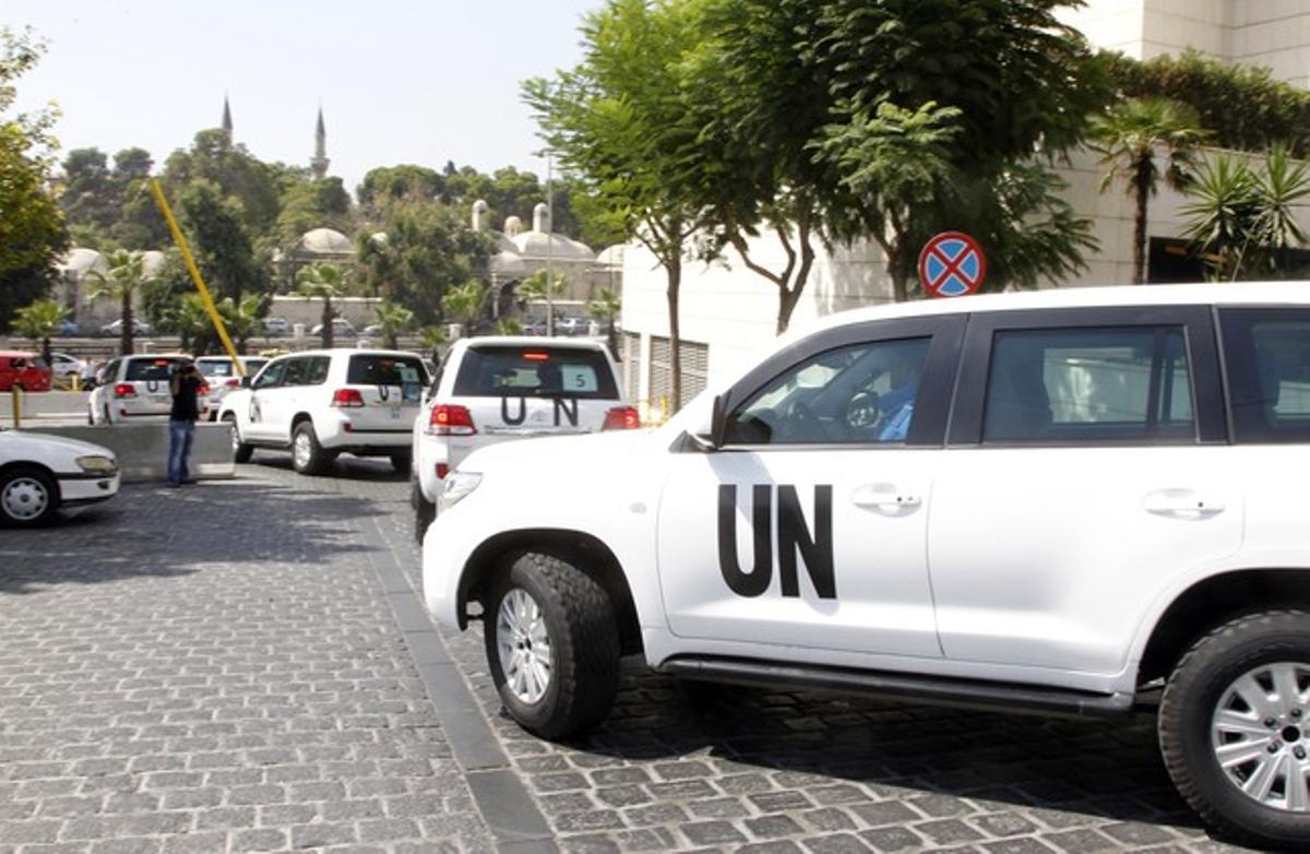 Vehicles de l’ONU es dirigeixen a la zona on va tenir lloc el suposat atac químic, aquest dilluns a Damasc.