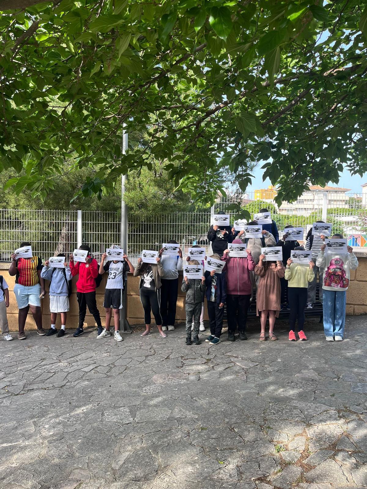 Imagen de la protesta de esta mañana realizada por padres y alumnos del CEIP Son Pisà en el parque contiguo al colegio.