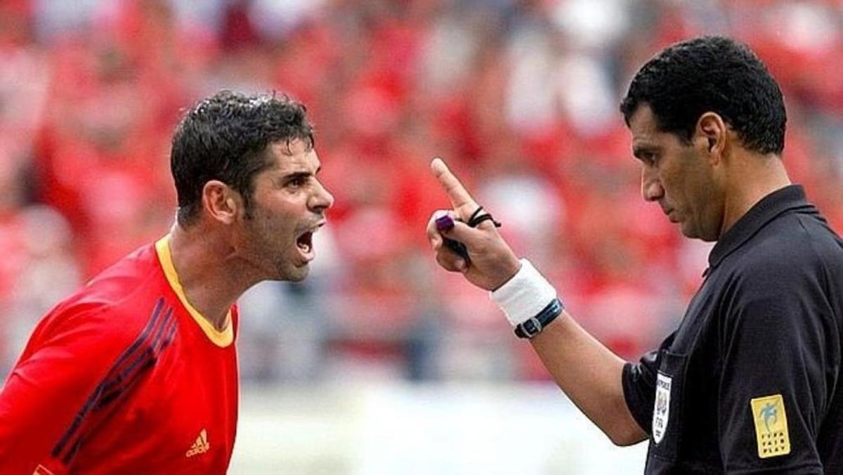 Fernando Hierro discute con el arbitro Al Ghandour.