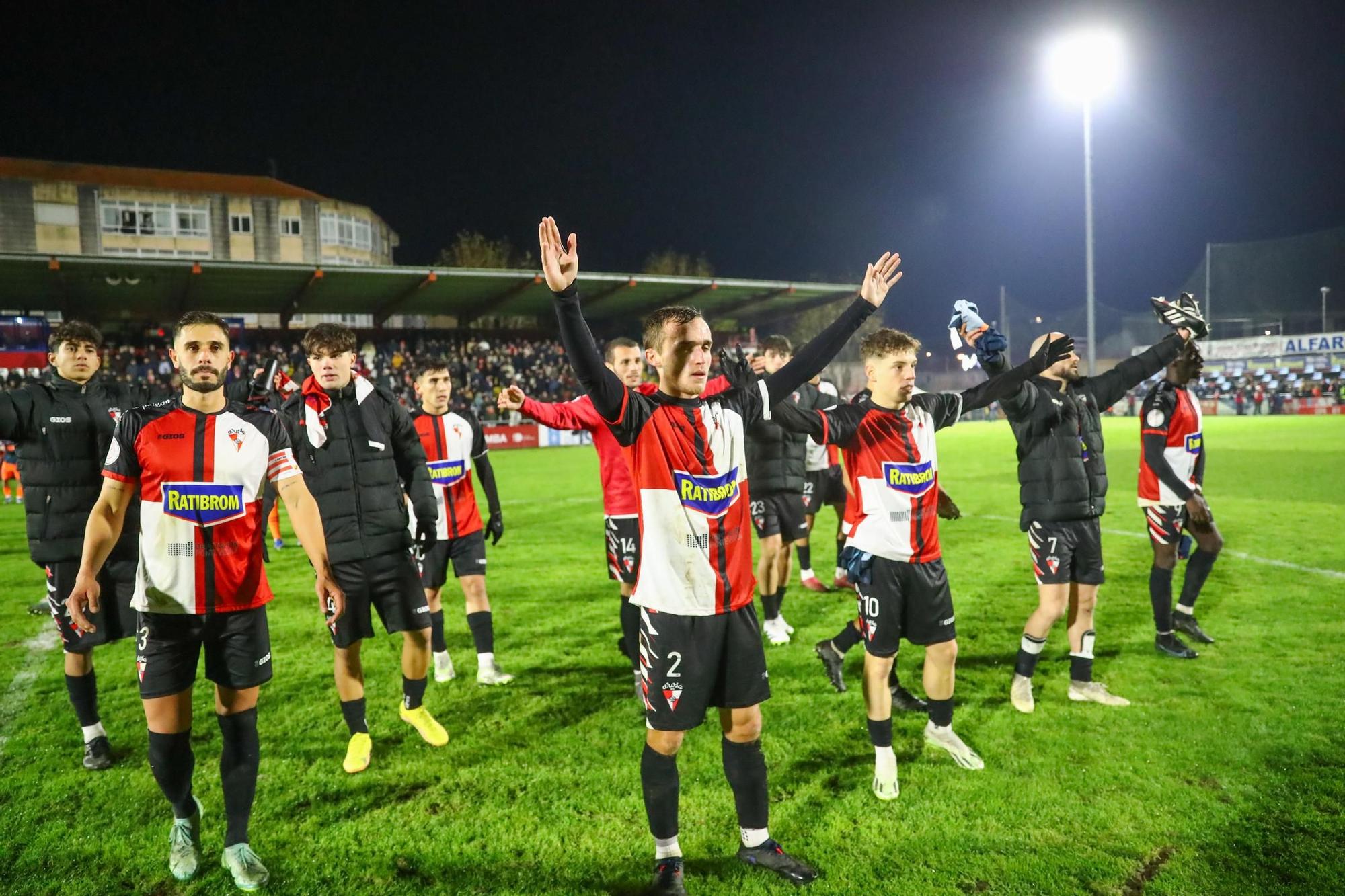 Las imágenes de una noche para la historia del Arosa con el Valencia como rival