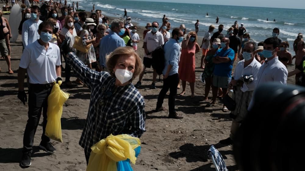 La Reina Sofía participa en una recogida de residuos en una playa de Rincón