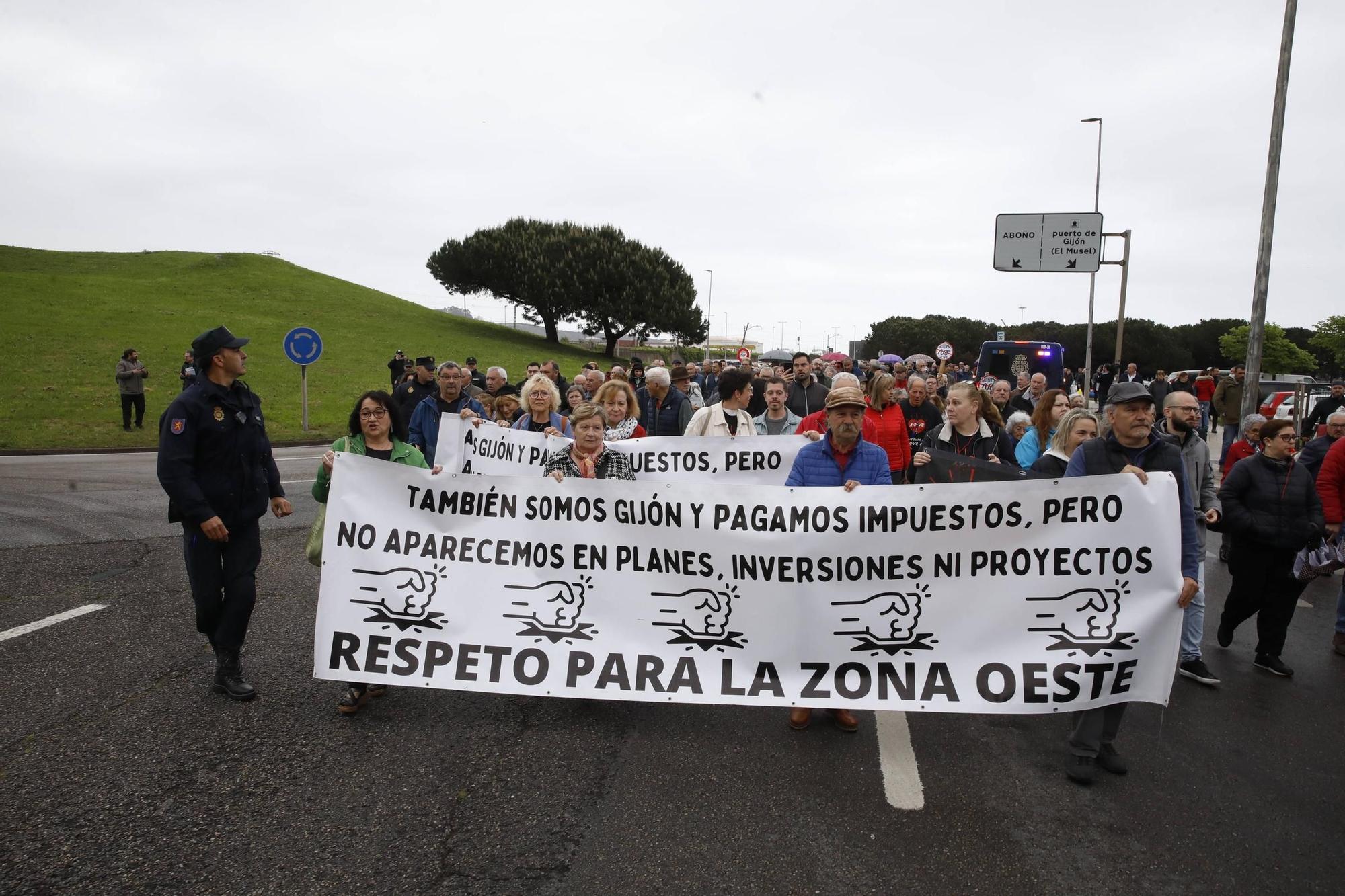 Así ha sido la movilización vecinal cortando el tráfico a El Musel (en imágenes)