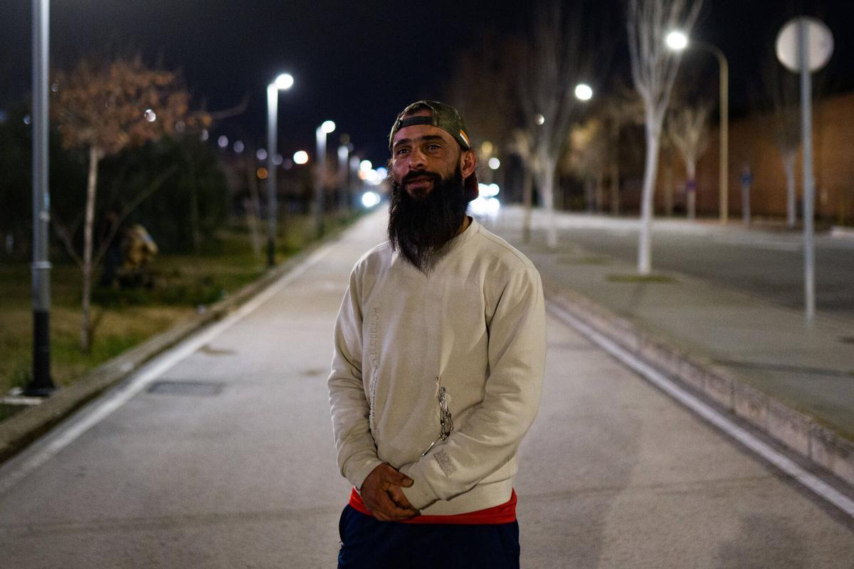 Barcelona. 09/02/2026. Sociedad. Abderrahman, en el campamento irregular donde duerme, en la calle 2 de Zona Franza, cerca de la estación de metro Zal Riu Vell. AUTOR: Marc Asensio Barcelona, Catalunya, Abderrahman, España, Zona Franca, campamento irregular, tiendas de campaña, sin hogar, desalojo, insalubridad, derechos sociales, situación irregular, Zal Riu Vell, calle 2