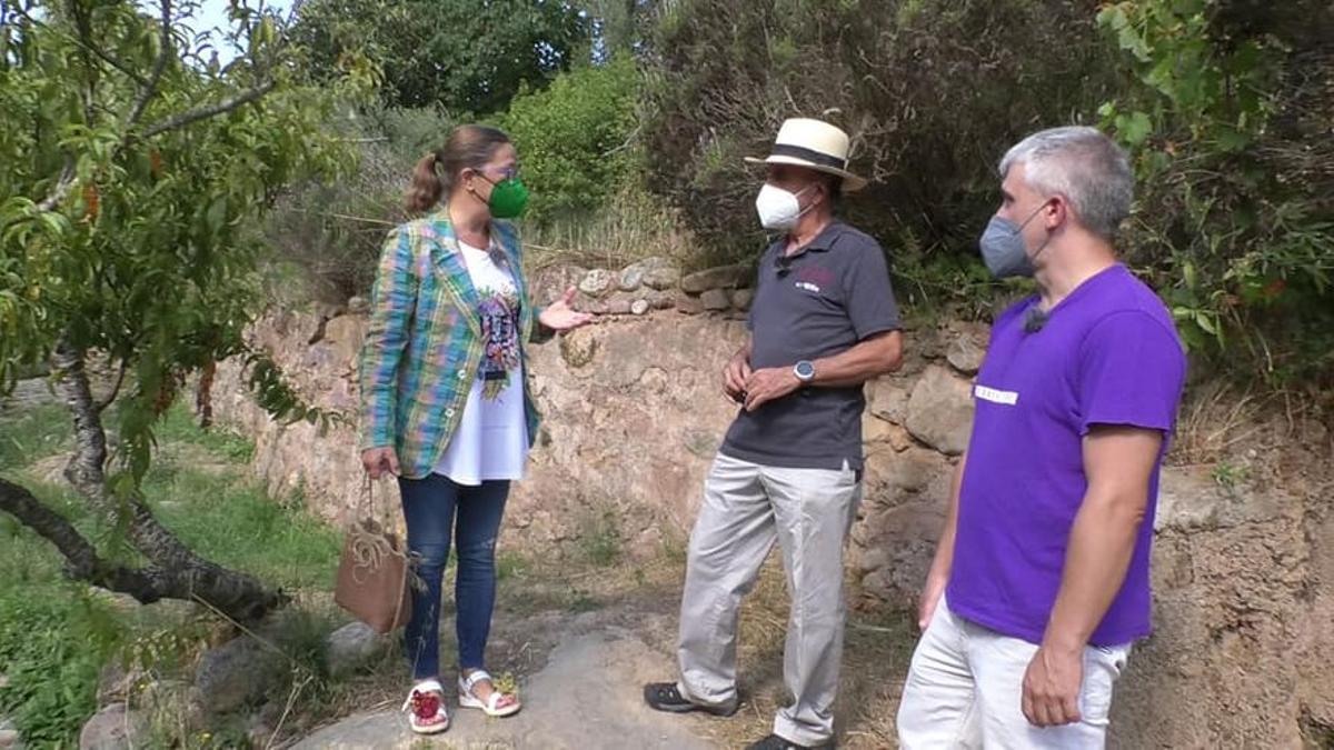 Loles García, junto a dos de los espeleólogos que participaron en el hallazgo, Eliseo y Jordi. MEDI TV