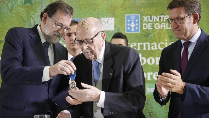 Rajoy entrega la Medalla del Trabajo a Albor. // EFE