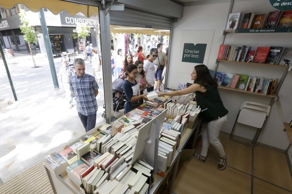 Ambiente del sábado en la Feria del Libro de Murcia