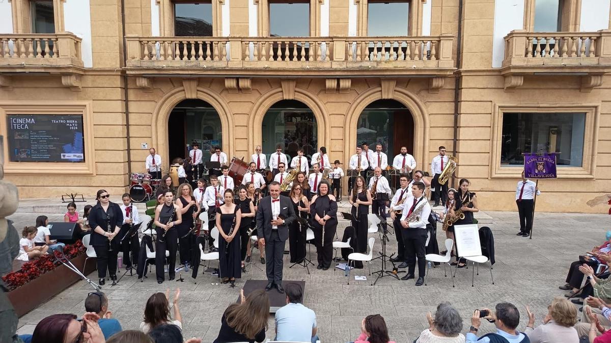 La Banda de Música de Villaviciosa, durante una actuación