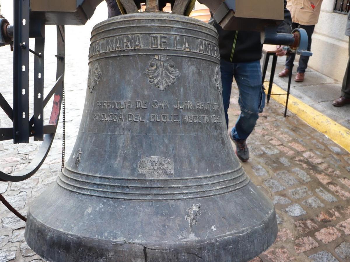 Espectacular retirada de una de las campanas de la Catedral de la Sierra en Hinojosa del Duque Espectacular retirada de una de las campanas de la Catedral de la Sierra en Hinojosa del Duque