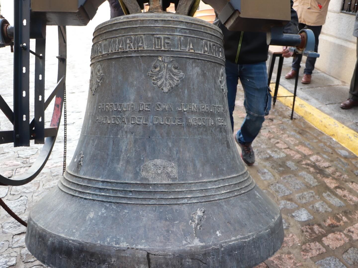 Espectacular retirada de una de las campanas de la Catedral de la Sierra en Hinojosa del Duque