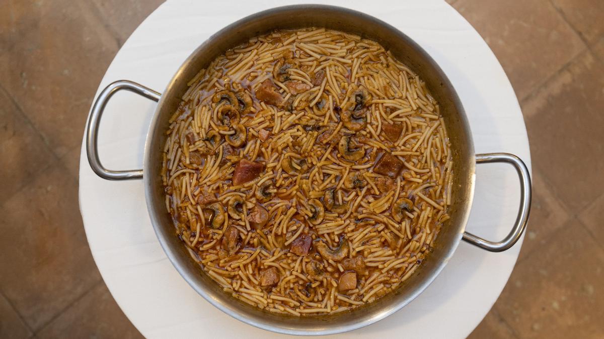 La cazuela de fideos con 'xapadillo' de anguila y 'capipota' de Barquet.