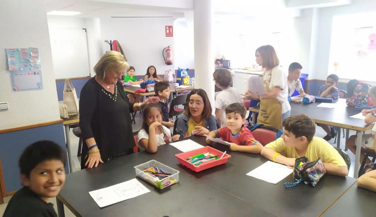 En la última fila, en el centro, Covadonga Díaz, y, a su derecha, Charo Suárez, con los niños y niñas del programa de conciliación. | O. L.
