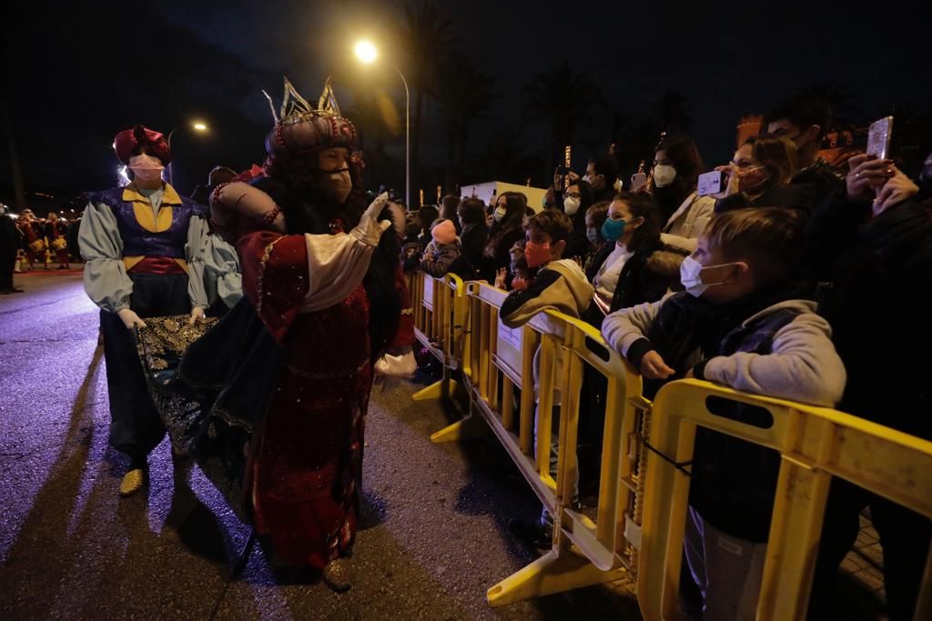 Los Reyes Magos recorren Palma en una Cabalgata sin caramelos y adaptada a la covid