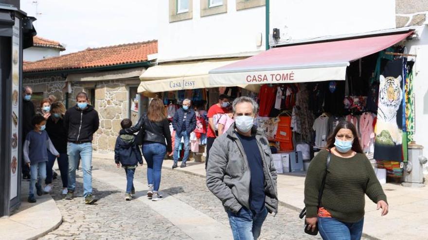 Familias haciendo compras en la fortaleza de Valença el primer día de la apertura de las fronteras con Portugal. 
