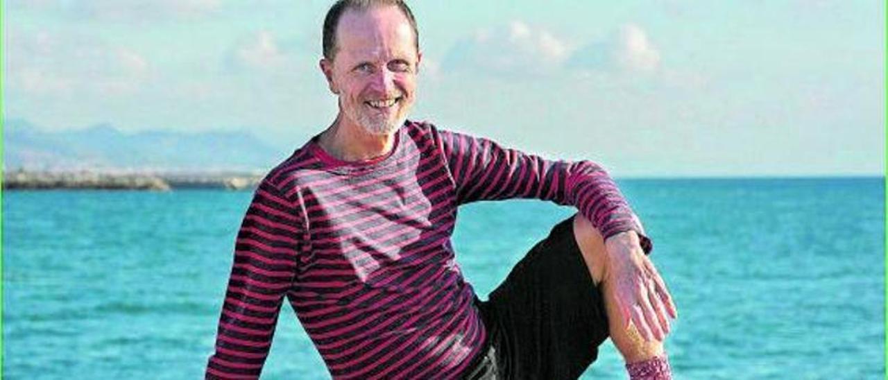 Philip Hoare, en la playa de la Mar Bella de Barcelona.