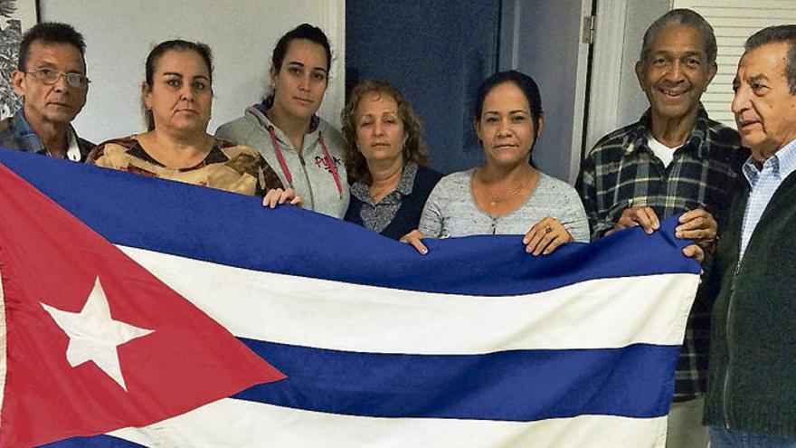 Carlos Alberto Díaz (i), Yaneida Tamarí, Yaneli Espinosa, Olga Gómez, Yusdelsi Leal, Roberto Peñalver y el lanzaroteño Segundo Rodríguez, ayer.