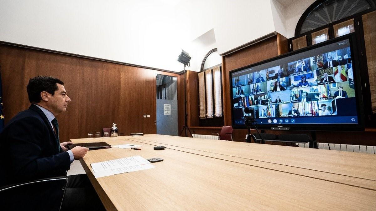 El presidente Moreno durante la vídeoconferencia de presidentes autonómicos celebrada este domingo.