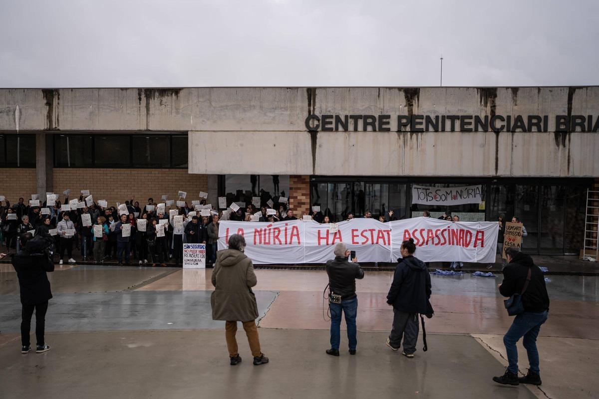 Protestas fuera de la cárcel en la espera de la salida de Alves