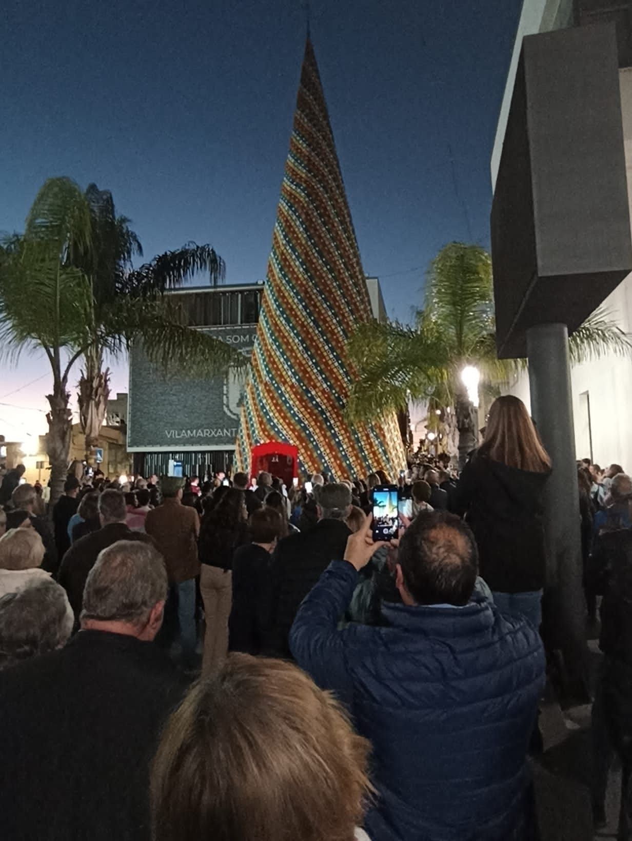 El árbol de Navidad hecho de ganchillo más grande del mundo está en Vilamarxant