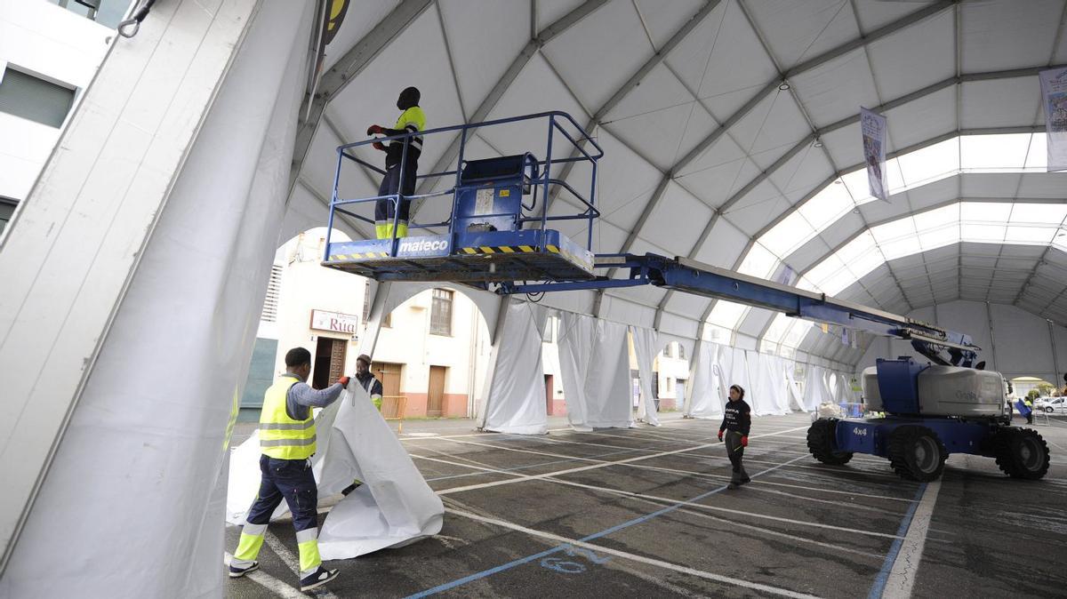 Trabajos de desmontaje de la carpa, ayer, en este espacio público.  | BERNABÉ/JAVIER LALÍN