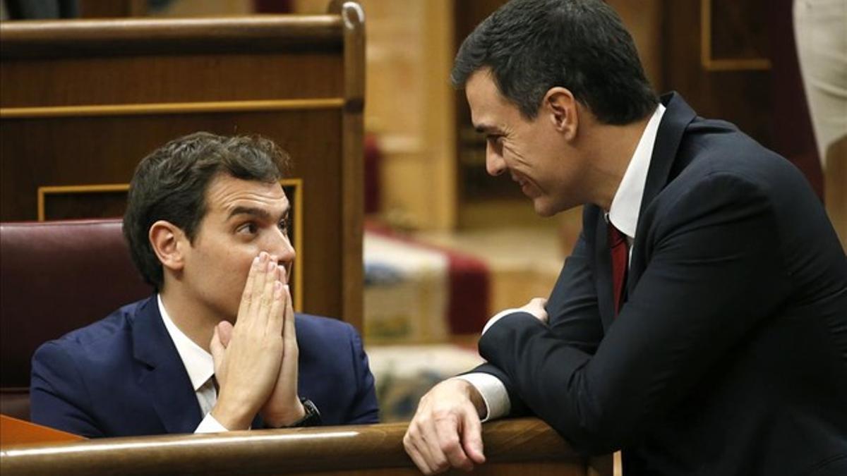 El secretario general del PSOE, Pedro Sánchez, junto a Albert Rivera, en la jornada de constitución de Cortes