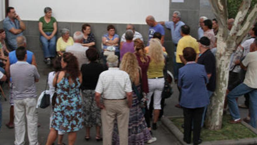 Reunión de vecinos de Firgas, ayer. i LUIS DEL ROSARIO