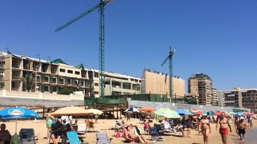 El esqueleto del hotel de Arenales del Sol empieza a quedar al descubierto