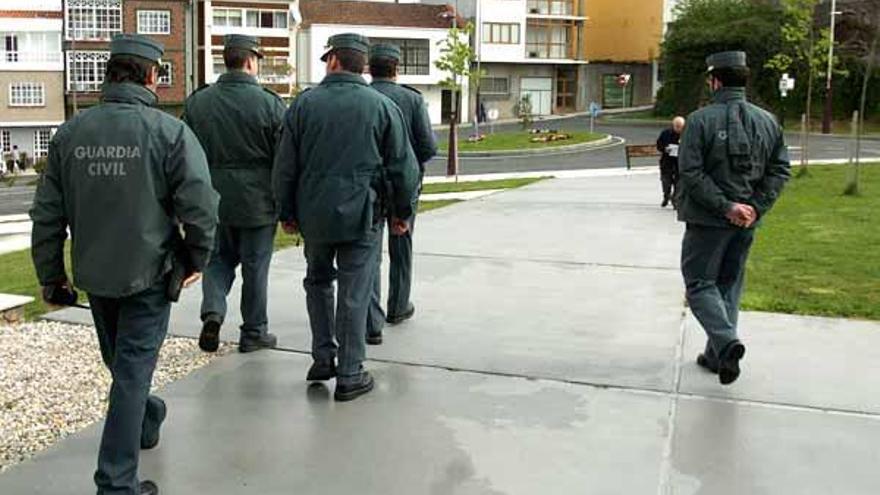 Parte de los agentes, ayer, poco depués de que se iniciara la sesión en el juzgado