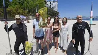 Un chapuzón entre mariscadores en Toralla