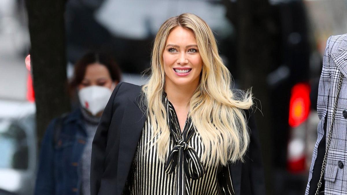 Hilary Duff nos acaba de descubrir el look que es tan cómodo como un chándal pero infinitamente más elegante