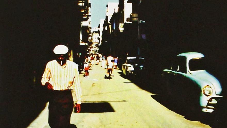 Portada del disco 
  de Buena Vista Social Club, 
y, a la derecha, el productor   
estadounidense Ry Cooder.