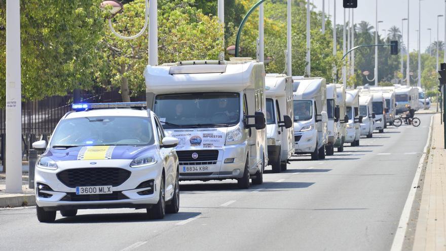&quot;Somos conductores, no delincuentes&quot;: Las autocaravanas, en pie de guerra por el veto en la costa