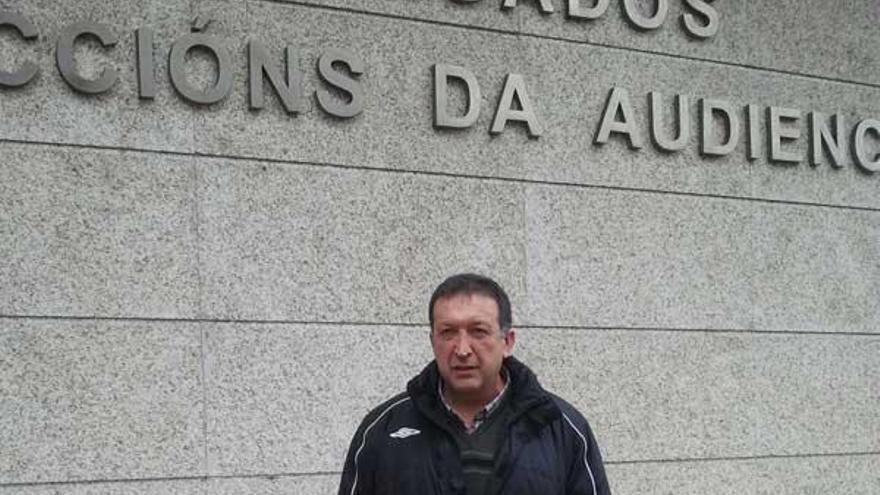 Manuel Estévez, ayer, ante el edificio nuevo de los juzgados.  // FDV