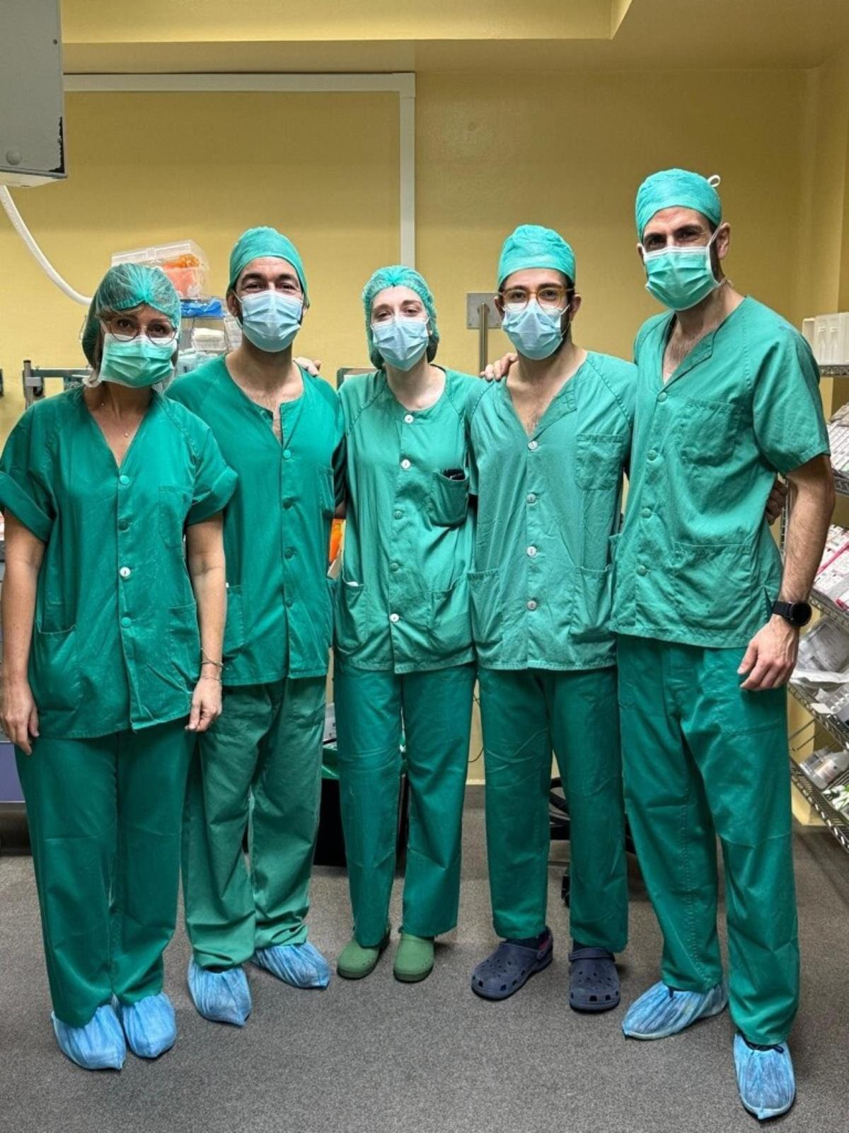 De izquierda a derecha, Paloma Álvarez (Digestivo), Raúl Rodríguez Escobedo (Endocrinología), Ana López (Digestivo),  Pablo Argüelles (Digestivo), Francisco Javier Zozaya Laregui, endoscopista externo, que acudió como experto en la técnica para apoyar en la realización de la misma.