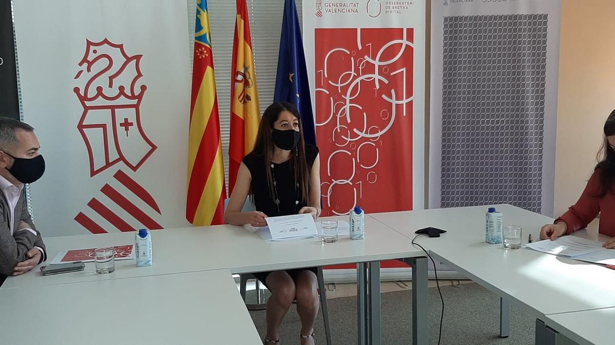 Archivo - La consellera de Innovación, Universidades, Ciencia y Sociedad Digital, Carolina Pascual, (centro), preside la sesión constitutiva del  Observatorio de Brecha Digital de la Comunitat Valenciana (archivo)