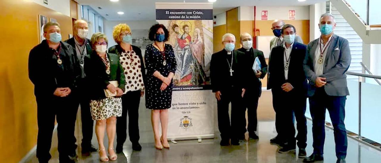 La nueva directiva de la Junta Diocesana con Beatriz Gandulla, presidenta, junto al cartel