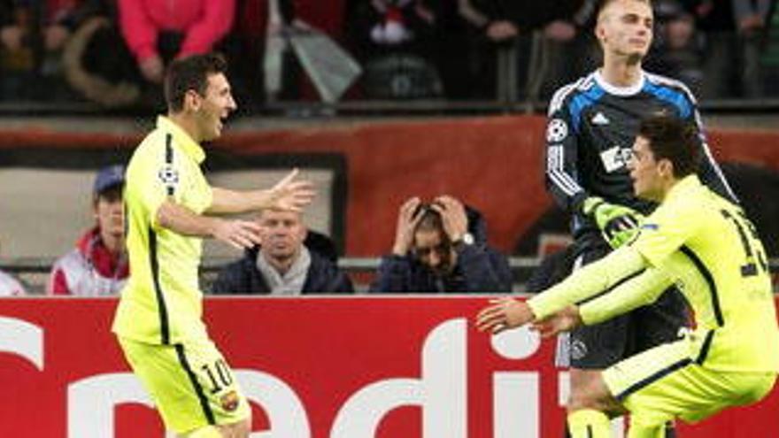 Messi camí d&#039;abraçar Bartra després del primer gol