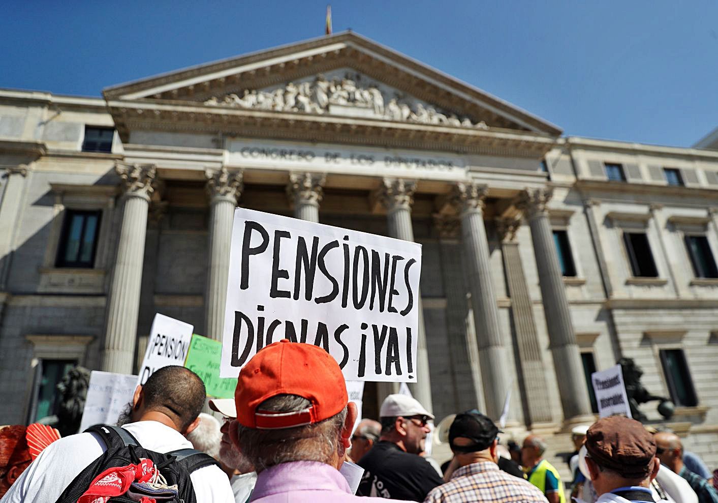 Protesta frente al Congreso para pedir la revalorización de las pensiones.