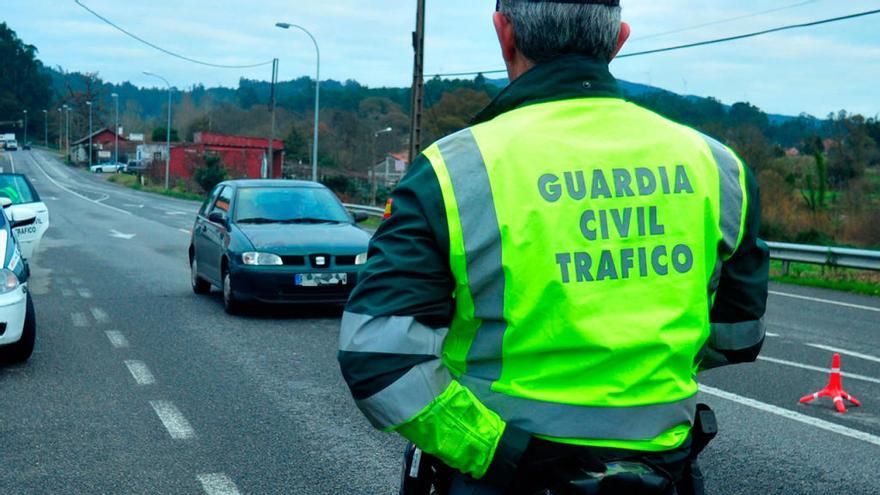 Un agente de la Guardia Civil, en un control de tráfico en una carretera de O Salnés. // Iñaki Abella